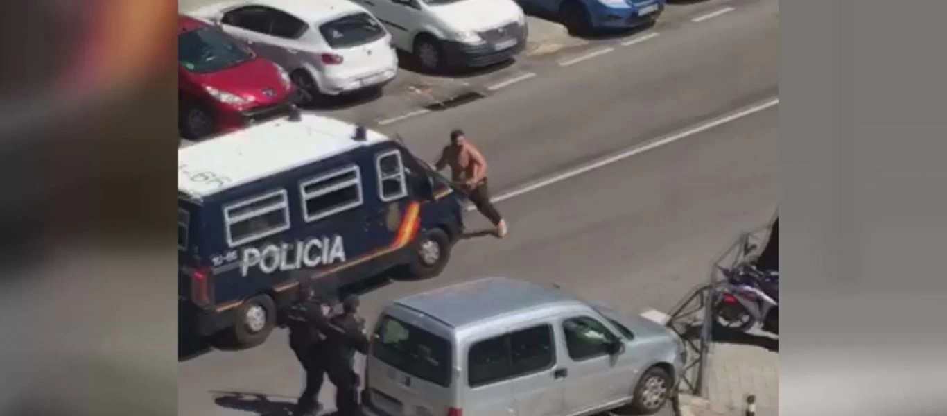 Ισπανία: Ημίγuμνος άνδρας φωνάζει «είμαι Θεός έχω κορωνοϊό» και επιτίθεται με σπαθιά σε αστυνομικούς (βίντεο)